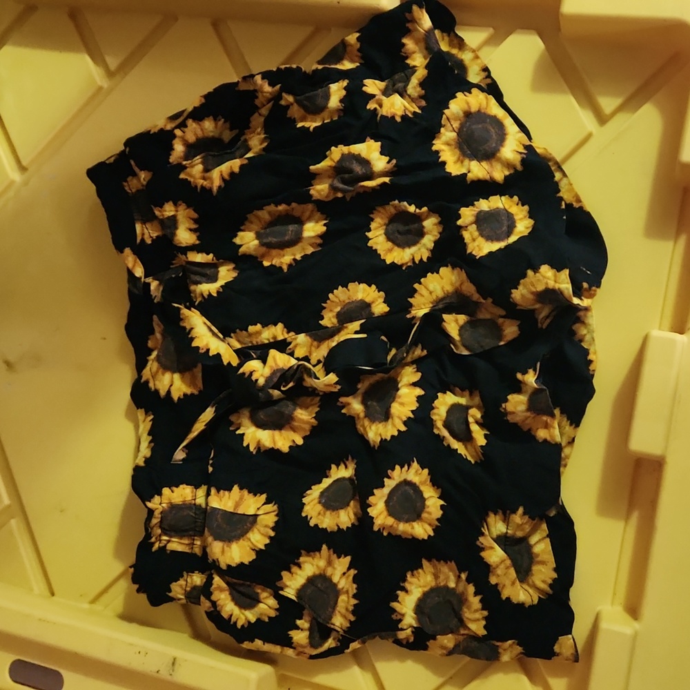 RUE 21 xs sunflower shors with pockets